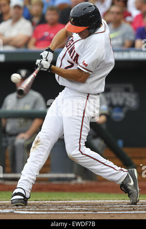 Omaha, Nebraska, Stati Uniti d'America. Il 23 giugno, 2015. Virginia outfielder Adam Haseley (7) si collega con un passo durante il College World Series gioco tra Vanderbilt e Virginia a TD Ameritrade Park in Omaha, Nebraska su Giugno 23th, 2015. © Mark Kuhlmann/ZUMA filo/ZUMAPRESS.com/Alamy Live News Foto Stock