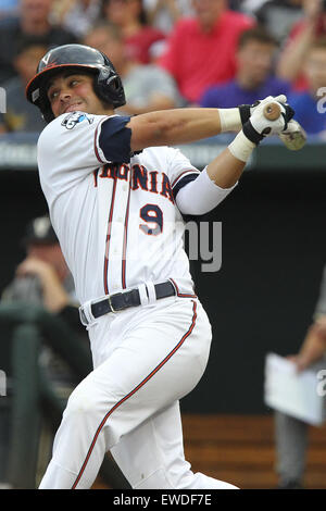 Omaha, Nebraska, Stati Uniti d'America. Il 23 giugno, 2015. Virginia infielder Kenny cittadine (9) oscilla in un passo durante il College World Series gioco tra Vanderbilt e Virginia a TD Ameritrade Park in Omaha, Nebraska su Giugno 23th, 2015. © Mark Kuhlmann/ZUMA filo/ZUMAPRESS.com/Alamy Live News Foto Stock