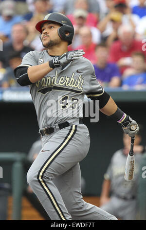 Omaha, Nebraska, Stati Uniti d'America. Il 23 giugno, 2015. Vanderbilt infielder Zander Wiel (43) assume un hack durante il College World Series gioco tra Vanderbilt e Virginia a TD Ameritrade Park in Omaha, Nebraska su Giugno 23th, 2015. © Mark Kuhlmann/ZUMA filo/ZUMAPRESS.com/Alamy Live News Foto Stock