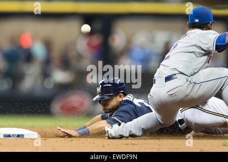 Milwaukee, Wisconsin, Stati Uniti d'America. Il 23 giugno, 2015. Milwaukee Brewers sinistra fielder Gerardo Parra #28 ruba la seconda base durante il Major League Baseball gioco tra il Milwaukee Brewers e il New York Mets a Miller Park di Milwaukee, WI. John Fisher/CSM/Alamy Live News Foto Stock