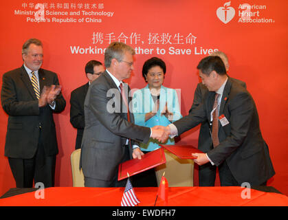 (150624) -- WASHINGTON D.C., il 24 giugno 2015 (Xinhua) -- Chinese Vice Premier Liu Yandong (terza R) applaude come ella assiste alla cerimonia della firma di un accordo sul lancio di una formazione medica programma in Cina tra il Ministro cinese della scienza e della tecnologia e la American Heart Association di Washington, DC, Stati Uniti, il 23 giugno 2015. Un accordo sul lancio di una formazione medica programma in Cina è stato firmato qui martedì tra il Ministro cinese della scienza e della tecnologia e l'associazione americana del cuore al fine di rafforzare ulteriormente il trattamento e la consapevolezza di resuscita cardiopolmonare Foto Stock