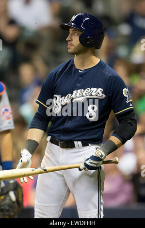 Milwaukee, Wisconsin, Stati Uniti d'America. Il 23 giugno, 2015. Milwaukee Brewers diritto fielder Ryan Braun #8 fino a bat durante il Major League Baseball gioco tra il Milwaukee Brewers e il New York Mets a Miller Park di Milwaukee, WI. John Fisher/CSM/Alamy Live News Foto Stock