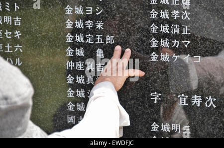 Okinawa. Il 23 giugno, 2015. Battaglia di Okinawa, 23 giugno 2015, Itoman, Okinawa, in Giappone : i fedeli a pregare per le vittime di fronte al monumento fondamento della pace della sanguinosa battaglia di Okinawa presso il Parco del Memoriale della Pace nel Itoman, Okinawa, in Giappone il 23 giugno 2015. © AFLO/Alamy Live News Foto Stock