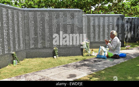 Okinawa. Il 23 giugno, 2015. Battaglia di Okinawa, 23 giugno 2015, Itoman, Okinawa, in Giappone : i fedeli a pregare per le vittime di fronte al monumento fondamento della pace della sanguinosa battaglia di Okinawa presso il Parco del Memoriale della Pace nel Itoman, Okinawa, in Giappone il 23 giugno 2015. © AFLO/Alamy Live News Foto Stock