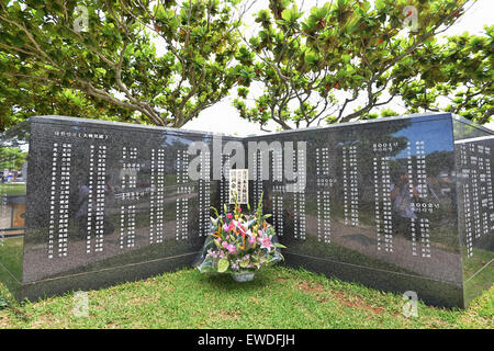 Okinawa. Il 23 giugno, 2015. Battaglia di Okinawa, 23 giugno 2015, Itoman, Okinawa, in Giappone : fiori per funerali sono visto di fronte il monumento "fondamento della pace' della battaglia di Okinawa presso il Parco del Memoriale della Pace nel Itoman, Okinawa, in Giappone il 23 giugno 2015. © AFLO/Alamy Live News Foto Stock