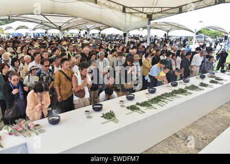 Okinawa. Il 23 giugno, 2015. Battaglia di Okinawa, 23 giugno 2015, Itoman, Okinawa, in Giappone : i fedeli a pregare per le vittime di fronte al monumento fondamento della pace della sanguinosa battaglia di Okinawa presso il Parco del Memoriale della Pace nel Itoman, Okinawa, in Giappone il 23 giugno 2015. © AFLO/Alamy Live News Foto Stock