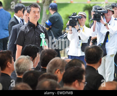 Okinawa. Il 23 giugno, 2015. Battaglia di Okinawa, 23 giugno 2015, Itoman, Okinawa, in Giappone : Osaka Sindaco Toru Hashimoto assiste il memoriale di servizio per tutte le vittime della guerra del 'Battaglia di Okinawa" presso il Parco del Memoriale della Pace nel Itoman, Okinawa, in Giappone il 23 giugno 2015. © AFLO/Alamy Live News Foto Stock