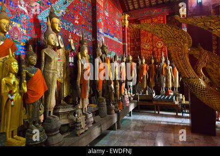 Antiche Statue di Buddha all'interno di Wat Xieng Thong (il Tempio della città d'Oro) , costruito nel 1560 - Luang Probang, LAOS Foto Stock