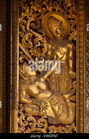 Intagliato persiana dentro il buddista di Wat Xieng Thong (il Tempio della città d'Oro) , costruito nel 1560 - Luang Probang, L Foto Stock
