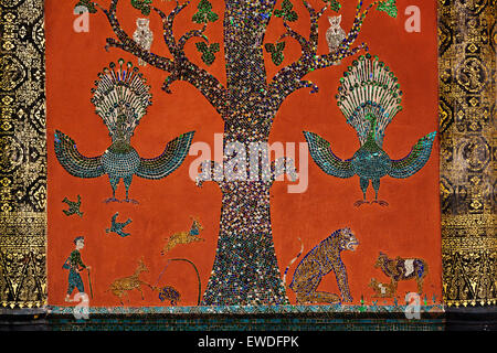 Vetro mosaico dell'albero della vita decora il Wat Xieng Thong (il Tempio della città d'Oro) , costruito nel 1560 - Luang Prabang, Laos Foto Stock