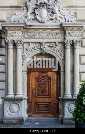 Ingresso anteriore per il Rathaus nella città vecchia di Lucerna, Svizzera Foto Stock