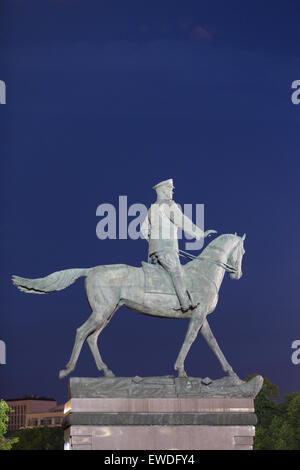 Statua del maresciallo Georgy Zhukov a cavallo, appena fuori della Piazza Rossa di Mosca, Russia, di notte. Foto Stock