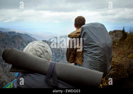 Due escursionisti prendere in una vista sulla Great Smokey Mountains. Foto Stock