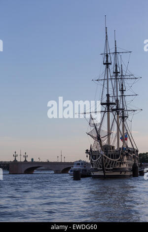 Ristorante galleggiante che assomiglia a un tall ship sul fiume Neva, San Pietroburgo, Russia, al crepuscolo Foto Stock