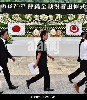 Okinawa. Il 23 giugno, 2015. Battaglia di Okinawa, 23 giugno 2015, Itoman, Okinawa, in Giappone : Osaka Sindaco Toru Hashimoto assiste il memoriale di servizio per tutte le vittime della guerra del 'Battaglia di Okinawa" presso il Parco del Memoriale della Pace nel Itoman, Okinawa, in Giappone il 23 giugno 2015. © AFLO/Alamy Live News Foto Stock