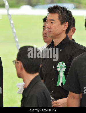 Okinawa. Il 23 giugno, 2015. Battaglia di Okinawa, 23 giugno 2015, Itoman, Okinawa, in Giappone : Osaka Sindaco Toru Hashimoto assiste il memoriale di servizio per tutte le vittime della guerra del 'Battaglia di Okinawa" presso il Parco del Memoriale della Pace nel Itoman, Okinawa, in Giappone il 23 giugno 2015. © AFLO/Alamy Live News Foto Stock