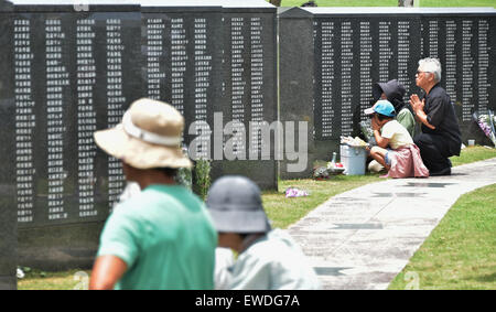 Okinawa. Il 23 giugno, 2015. Battaglia di Okinawa, 23 giugno 2015, Itoman, Okinawa, in Giappone : i fedeli a pregare per le vittime di fronte al monumento fondamento della pace della sanguinosa battaglia di Okinawa presso il Parco del Memoriale della Pace nel Itoman, Okinawa, in Giappone il 23 giugno 2015. © AFLO/Alamy Live News Foto Stock