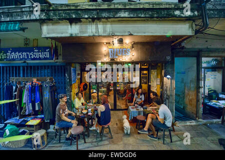 Far aderire il XIII Bar nei pressi di Khao San Road a Bangkok, in Thailandia Foto Stock