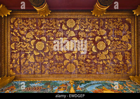 Stampata il drago e il Fenice soffitto disegni su un tempio buddista - Luang Prabang, Laos Foto Stock