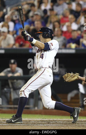 Omaha, Nebraska, Stati Uniti d'America. Il 23 giugno, 2015. Virginia infielder Ernie Clemente (4) colpisce un singolo durante il College World Series gioco tra Vanderbilt e Virginia a TD Ameritrade Park in Omaha, Nebraska su Giugno 23th, 2015. © Mark Kuhlmann/ZUMA filo/ZUMAPRESS.com/Alamy Live News Foto Stock