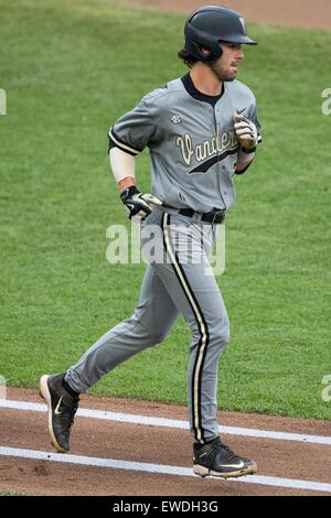 Omaha, Nebraska, Stati Uniti d'America. Il 23 giugno, 2015. Vanderbilt Dansby Swanson #7 in azione durante il gioco 2 del 2015 uomini del NCAA College World Series Finals tra Vanderbilt Commodores e Virginia Cavaliers a TD Ameritrade Park in Omaha, NE.Virginia ha vinto (3, 0).Oggi le presenze: 24,645.Nathan Olsen/Cal Sport Media Credito: Cal Sport Media/Alamy Live News Foto Stock