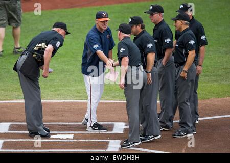 Omaha, Nebraska, Stati Uniti d'America. Il 23 giugno, 2015. Head Coach Brian O Connor in azione durante il gioco 2 del 2015 uomini del NCAA College World Series Finals tra Vanderbilt Commodores e Virginia Cavaliers a TD Ameritrade Park in Omaha, NE.Virginia ha vinto (3, 0).Oggi le presenze: 24,645.Nathan Olsen/Cal Sport Media Credito: Cal Sport Media/Alamy Live News Foto Stock