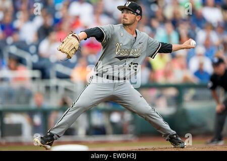 Omaha, Nebraska, Stati Uniti d'America. Il 23 giugno, 2015. Vanderbilt brocca Philip Pfeifer #22 in azione durante il gioco 2 del 2015 uomini del NCAA College World Series Finals tra Vanderbilt Commodores e Virginia Cavaliers a TD Ameritrade Park in Omaha, NE.Virginia ha vinto (3, 0).Oggi le presenze: 24,645.Nathan Olsen/Cal Sport Media Credito: Cal Sport Media/Alamy Live News Foto Stock