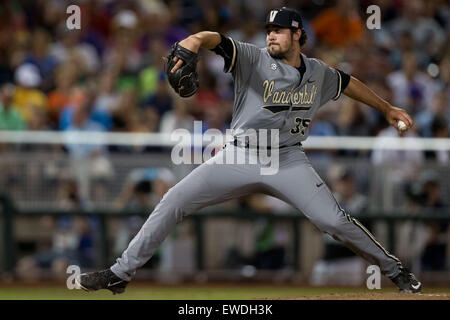 Omaha, Nebraska, Stati Uniti d'America. Il 23 giugno, 2015. Vanderbilt brocca Ben #Bowden 35 in azione durante il gioco 2 del 2015 uomini del NCAA College World Series Finals tra Vanderbilt Commodores e Virginia Cavaliers a TD Ameritrade Park in Omaha, NE.Virginia ha vinto (3, 0).Oggi le presenze: 24,645.Nathan Olsen/Cal Sport Media Credito: Cal Sport Media/Alamy Live News Foto Stock