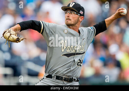 Omaha, Nebraska, Stati Uniti d'America. Il 23 giugno, 2015. Vanderbilt brocca Philip Pfeifer #22 in azione durante il gioco 2 del 2015 uomini del NCAA College World Series Finals tra Vanderbilt Commodores e Virginia Cavaliers a TD Ameritrade Park in Omaha, NE.Virginia ha vinto (3, 0).Oggi le presenze: 24,645.Nathan Olsen/Cal Sport Media Credito: Cal Sport Media/Alamy Live News Foto Stock