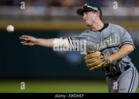 Omaha, Nebraska, Stati Uniti d'America. Il 23 giugno, 2015. Vanderbilt outfielder Nolan Rodgers #18 in azione durante il gioco 2 del 2015 uomini del NCAA College World Series Finals tra Vanderbilt Commodores e Virginia Cavaliers a TD Ameritrade Park in Omaha, NE.Virginia ha vinto (3, 0).Oggi le presenze: 24,645.Nathan Olsen/Cal Sport Media Credito: Cal Sport Media/Alamy Live News Foto Stock