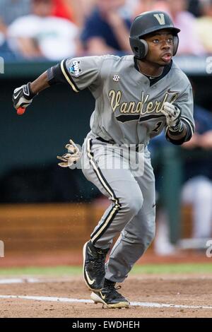 Omaha, Nebraska, Stati Uniti d'America. Il 23 giugno, 2015. Vanderbilt Ro Coleman #1 in azione durante il gioco 2 del 2015 uomini del NCAA College World Series Finals tra Vanderbilt Commodores e Virginia Cavaliers a TD Ameritrade Park in Omaha, NE.Virginia ha vinto (3, 0).Oggi le presenze: 24,645.Nathan Olsen/Cal Sport Media Credito: Cal Sport Media/Alamy Live News Foto Stock