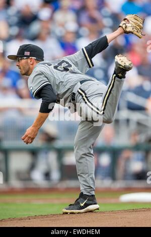 Omaha, Nebraska, Stati Uniti d'America. Il 23 giugno, 2015. Vanderbilt brocca Philip Pfeifer #22 in azione durante il gioco 2 del 2015 uomini del NCAA College World Series Finals tra Vanderbilt Commodores e Virginia Cavaliers a TD Ameritrade Park in Omaha, NE.Virginia ha vinto (3, 0).Oggi le presenze: 24,645.Nathan Olsen/Cal Sport Media Credito: Cal Sport Media/Alamy Live News Foto Stock