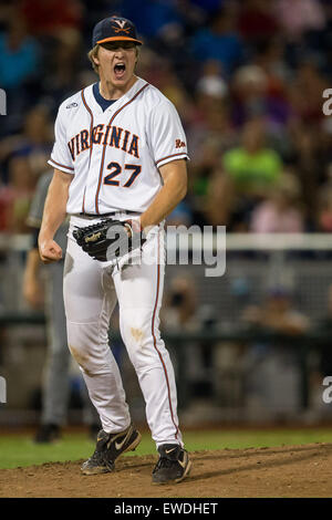 Omaha, Nebraska, Stati Uniti d'America. Il 23 giugno, 2015. Virginia pitcher Josh Sborz #27 celebra dopo il fissaggio della vittoria di gioco a due per la Virginia durante l'azione nel gioco 2 del 2015 uomini del NCAA College World Series Finals tra Vanderbilt Commodores e Virginia Cavaliers a TD Ameritrade Park in Omaha, NE.Virginia ha vinto (3, 0).Oggi le presenze: 24,645.Nathan Olsen/Cal Sport Media Credito: Cal Sport Media/Alamy Live News Foto Stock