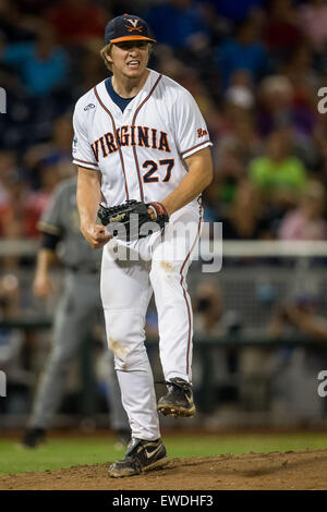 Omaha, Nebraska, Stati Uniti d'America. Il 23 giugno, 2015. Virginia pitcher Josh Sborz #27 celebra dopo il fissaggio della vittoria di gioco a due per la Virginia durante l'azione nel gioco 2 del 2015 uomini del NCAA College World Series Finals tra Vanderbilt Commodores e Virginia Cavaliers a TD Ameritrade Park in Omaha, NE.Virginia ha vinto (3, 0).Oggi le presenze: 24,645.Nathan Olsen/Cal Sport Media Credito: Cal Sport Media/Alamy Live News Foto Stock