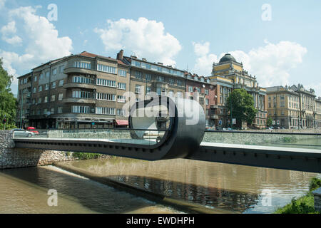 Festina Lente Bridge a Sarajevo sul fiume Miljacka a Sarajevo Foto Stock