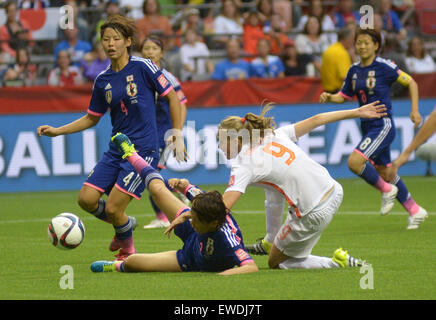 Vancouver, Canada. Il 23 giugno, 2015. Vivianne Miedema anteriore (R) dei Paesi Bassi il sistema VIES con Saori Ariyoshi del Giappone durante il loro turno di 16 corrispondono a FIFA Coppa del Mondo Donne Canada 2015 a Vancouver, Canada, 23 giugno 2015. Il Giappone ha vinto 2-1. Credito: Sergei Bachlakov/Xinhua/Alamy Live News Foto Stock