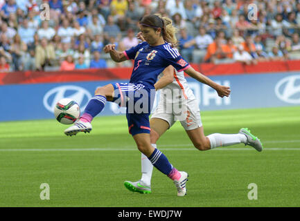 Vancouver, Canada. Il 23 giugno, 2015. Aya Sameshima (anteriore) del Giappone con vies Desiree Van Lunteren dei Paesi Bassi durante il loro turno di 16 corrispondono a FIFA Coppa del Mondo Donne Canada 2015 a Vancouver, Canada, 23 giugno 2015. Il Giappone ha vinto 2-1. Credito: Sergei Bachlakov/Xinhua/Alamy Live News Foto Stock