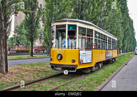Vecchia Milano vintage cavo arancione auto e il suo autista sulla via di Milano, Italia . Simbolo della mobilità, ecologia Foto Stock