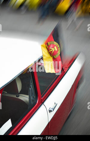 Il tedesco Trabant vettura con la bandiera nazionale dall'ex DDR Foto Stock