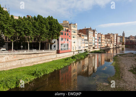 Riverside edifici della città vecchia di Girona, in Catalogna, Spagna Foto Stock