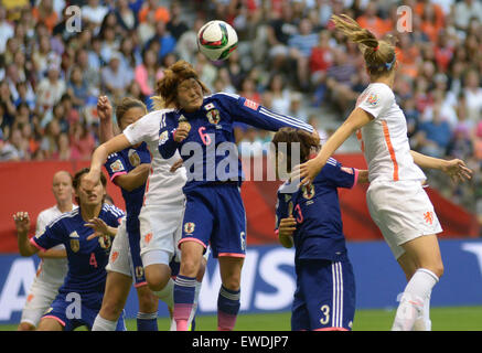 Vancouver, Canada. Il 23 giugno, 2015. Mizuho Sakaguchi (C) del Giappone le testine a sfera contro Paesi Bassi durante il loro turno di 16 corrispondono a FIFA Coppa del Mondo Donne Canada 2015 a Vancouver, Canada, 23 giugno 2015. Il Giappone ha vinto 2-1. Credito: Sergei Bachlakov/Xinhua/Alamy Live News Foto Stock