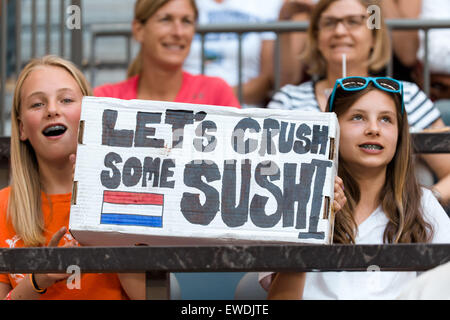 Vancouver, Canada. Il 23 giugno, 2015. Tifosi olandesi con il loro segno durante un turno di 16 match tra Giappone e Paesi Bassi in occasione del FIFA Coppa del Mondo Donne Canada 2015 in BC Place Stadium il 23 giugno 2015 a Vancouver in Canada. Il Giappone ha vinto 2-1. Credito: Cal Sport Media/Alamy Live News Foto Stock