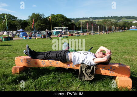 Festival di Glastonbury, Somerset, Regno Unito. Il 24 giugno 2015. Come i cancelli aperti per il 2015 Festival di Glastonbury folla sciamare per il trasporto del sito camping le attrezzature e le forniture per impostare il campo per la durata mentre altri semplicemente godersi il sole. Credito: Tom Corban/Alamy Live News Foto Stock