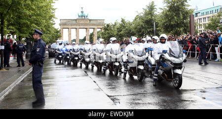 Di polizia sulla moto, il cosiddetto 'topi bianchi' escort British Queen Elizabeth II e del Principe Filippo dopo il loro arrivo nel loro hotel a Brandenburger Tor a Berlino, Germania, 23 giugno 2015. La regina Elisabetta II e il Duca di Edimburgo sono arrivati per la loro quinta visita di Stato in Germania, che si svolge dal 23 al 26 giugno. Foto: STEPHANIE PILICK/dpa Foto Stock