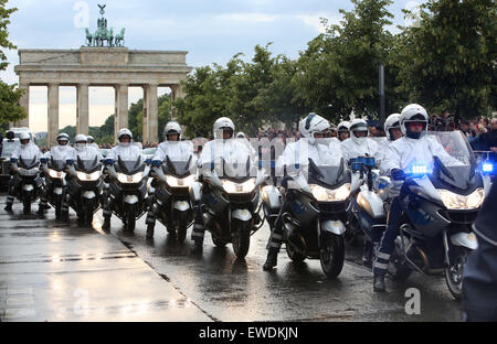 Di polizia sulla moto, il cosiddetto 'topi bianchi' escort British Queen Elizabeth II e del Principe Filippo dopo il loro arrivo nel loro hotel a Brandenburger Tor a Berlino, Germania, 23 giugno 2015. La regina Elisabetta II e il Duca di Edimburgo sono arrivati per la loro quinta visita di Stato in Germania, che si svolge dal 23 al 26 giugno. Foto: STEPHANIE PILICK/dpa Foto Stock