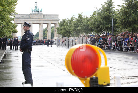 Gli astanti attendono l'arrivo di British Queen Elizabeth II e del Principe Filippo presso la Porta di Brandeburgo a Berlino, Germania, 23 giugno 2015. La regina Elisabetta II e il Duca di Edimburgo sono arrivati per la loro quinta visita di Stato in Germania, che si svolge dal 23 al 26 giugno. Foto: STEPHANIE PILICK/dpa Foto Stock