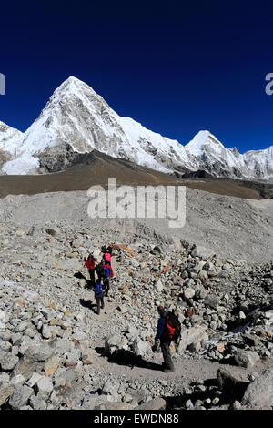 Trekking a piedi lungo il Lobuche Pass, campo base Everest trek, Sito Patrimonio Mondiale dell'UNESCO, il Parco Nazionale di Sagarmatha, Solu-Khum Foto Stock