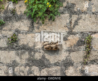 Scolpito in pietra bagno faccia su una parete in Walcot Street uno dei più di 30 groteques sul display Foto Stock