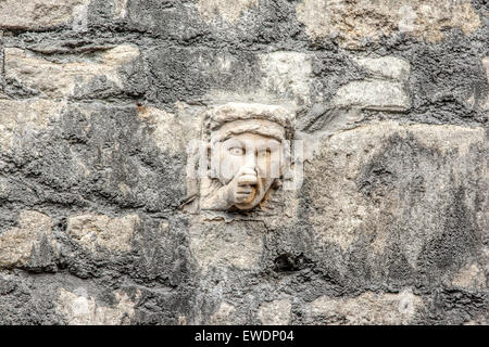 Intagliato a mano faccia in pietra in bagno in pietra di un muro su Walcot street nel bagno uno di più di trenta grottesche sul display Foto Stock