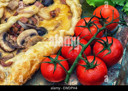 Cuocere in forno shawarma di carne con verdure in stile rustico.L'immagine è colorato Foto Stock